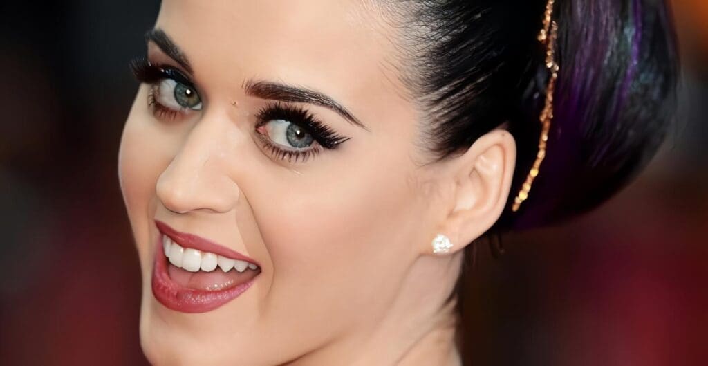 Katy Perry Besaría a varias famosas