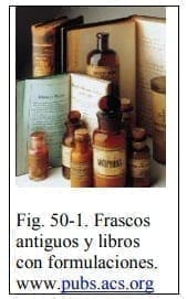 Frascos antiguos y libros con formulaciones