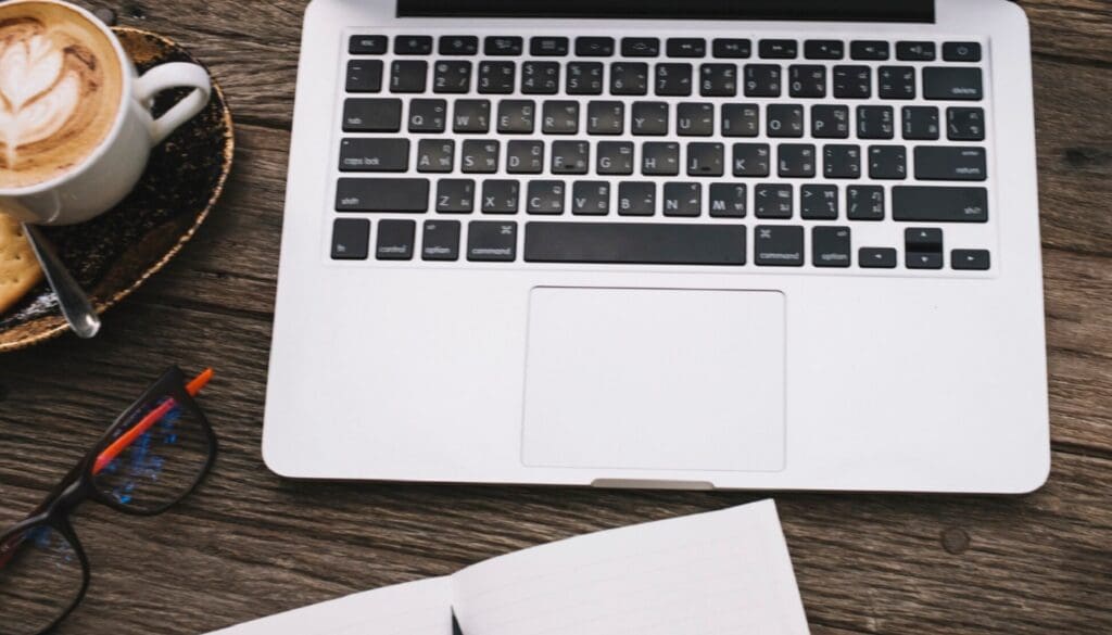 Guía práctica para comparar laptops antes de comprar: rendimiento, diseño y relación calidad-precio en Colombia