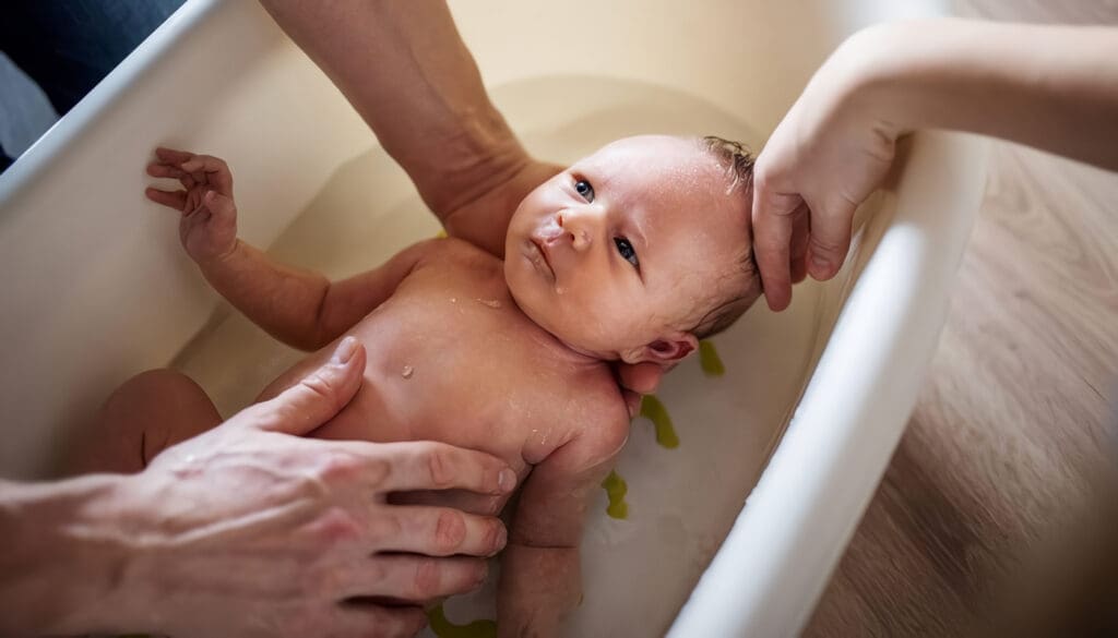 El Primer Baño del Bebé: Todo lo Que Debes Saber