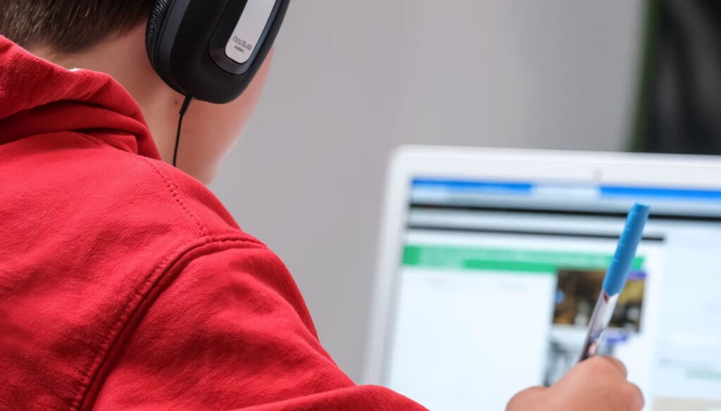 Ventajas y Dificultades de la Educación a Distancia